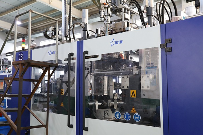 全自動(dòng)雙工位吹塑生產(chǎn)線 特寫