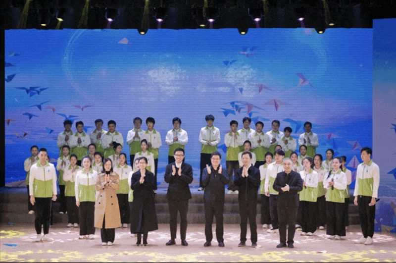 出席領導共同發(fā)布張家港市青年志愿者協(xié)會會歌《小港大愛》