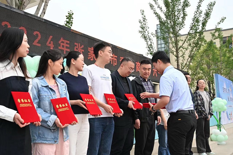 團(tuán)市委副書記季君理為愛心企業(yè)家代表頒發(fā)捐贈(zèng)證書