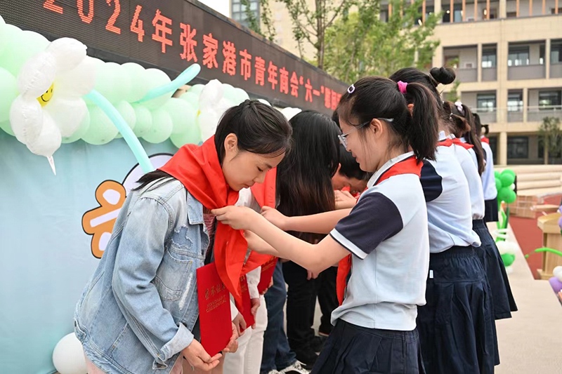 學(xué)生代表為愛心企業(yè)家代表敬獻(xiàn)紅領(lǐng)巾